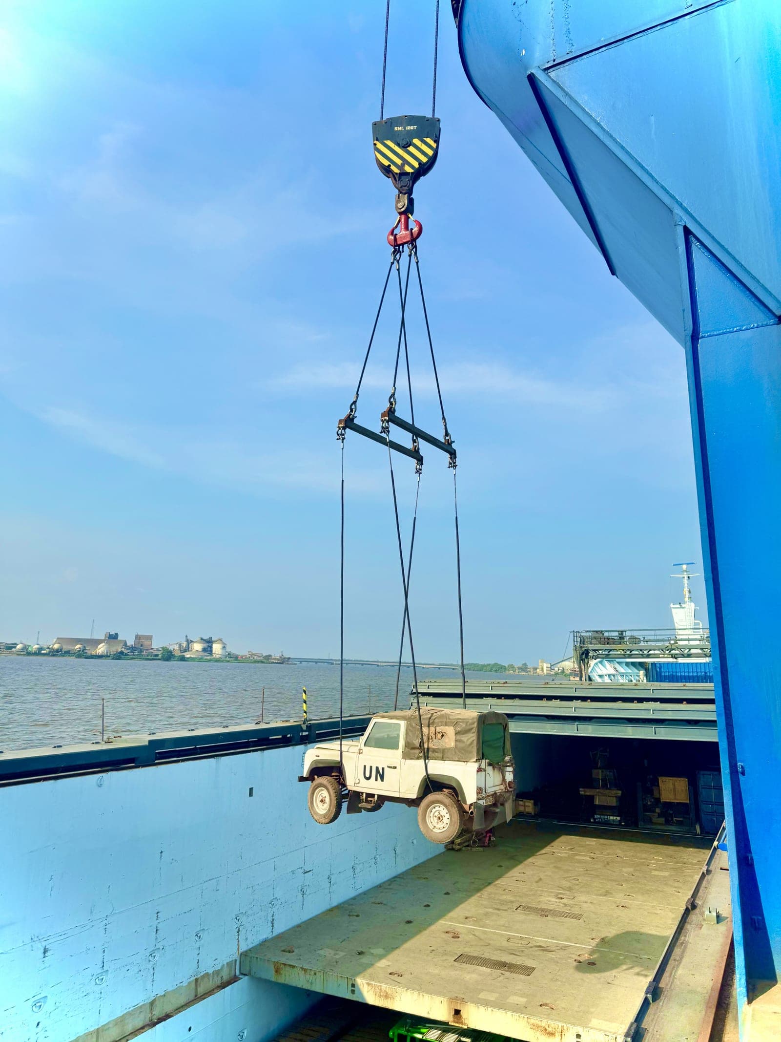 Chargement d'un véhicule dans la cale d'un navire au port de Douala